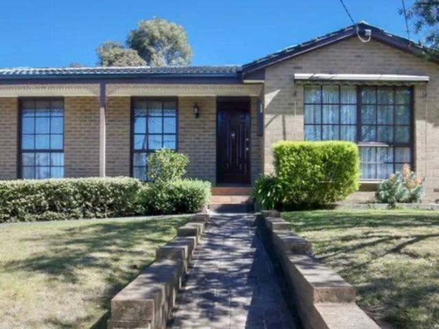 4 Bedroom home within a 8 mintue walk to Yarra Valley Grammar!