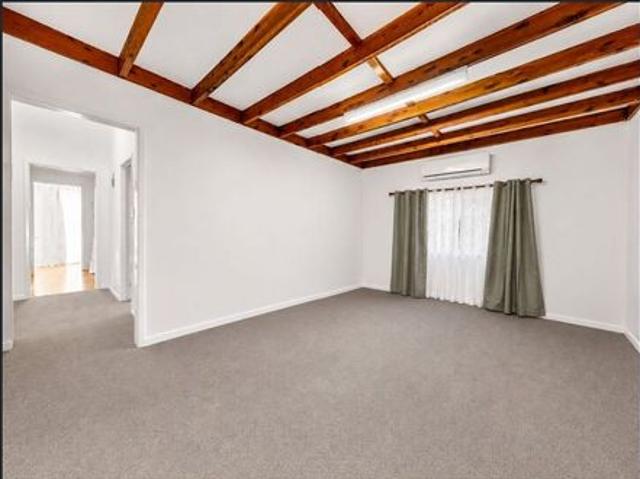 4 Bedroom home close to Town Centre