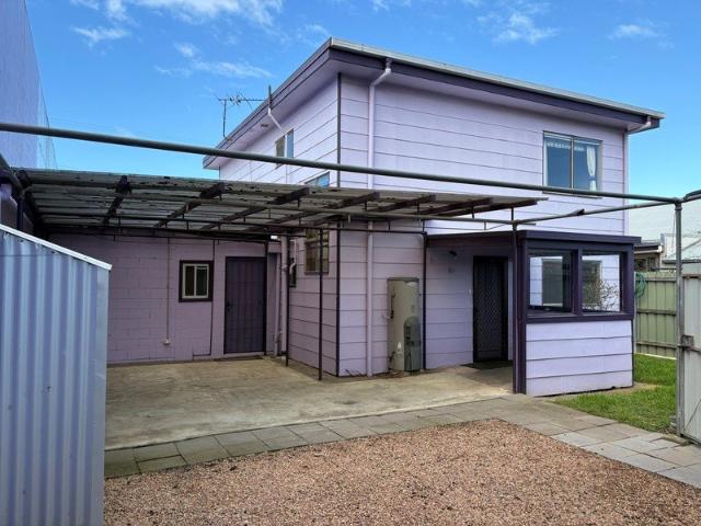 4 bedroom home close to shops