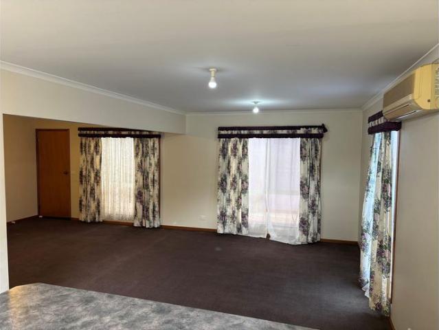 4 bedroom home close to shops