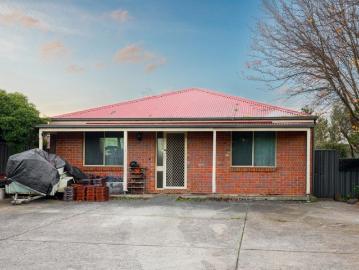4 Bedroom Home close Shopping, Schooling & University