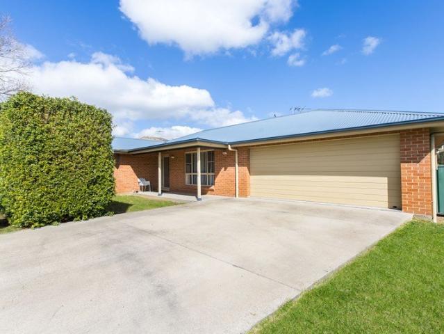 4 BEDROOM HOME IN A FAMILY FRIENDLY STREET