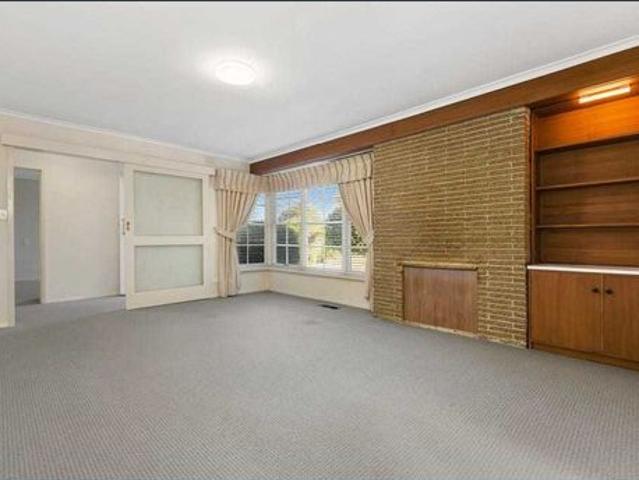 4 Bedroom Home In a Serene Court Location!