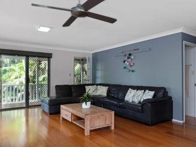 4 BEDROOM HOME IN BARLOWS HILL