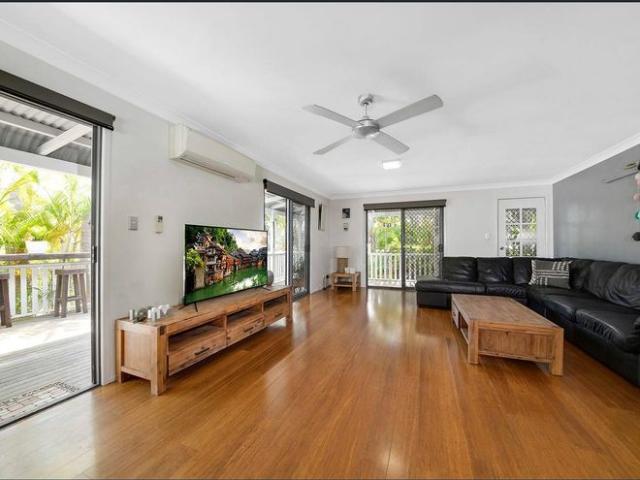 4 BEDROOM HOME IN BARLOWS HILL