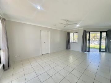 4 BEDROOM HOME IN BUSHLAND BEACH + BIG BACKYARD + SIDE GATE ACCESS!