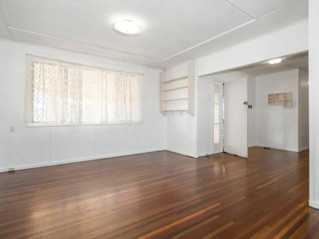4 Bedroom Home in Convenient Kepnock Location!