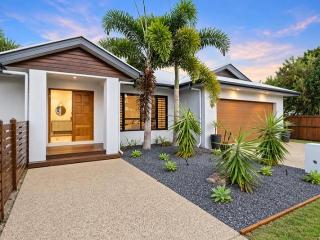 4 BEDROOM HOME IN DOUGLAS + SEPARATE MEDIA ROOM + POOL + SOLAR!