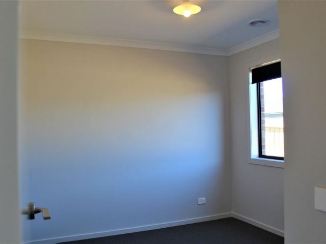 4 BEDROOM HOME IN FERNTREE RIDGE ESTATE!