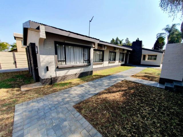 4 BEDROOM HOME IN MENLO PARK