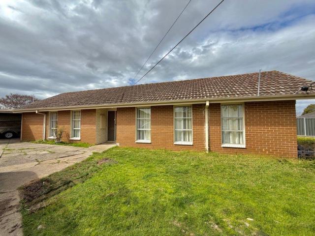 4 Bedroom Home in Quiet Court Location with Large Garage