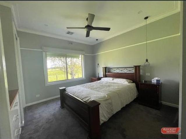 4 Bedroom home in sought after location!