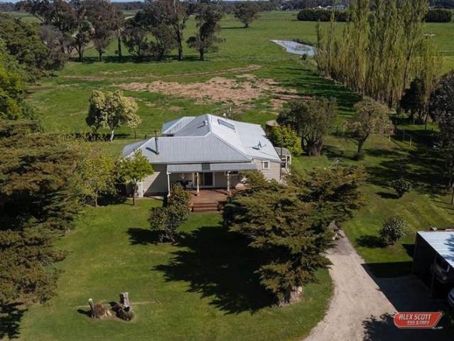 4 Bedroom home in sought after location!