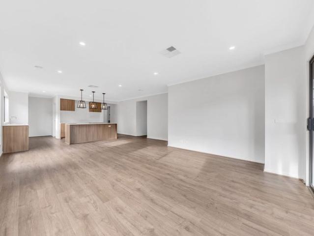 4 Bedroom Home in Sought After Mambourin!