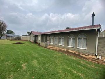 4 bedroom home on the market in crys.