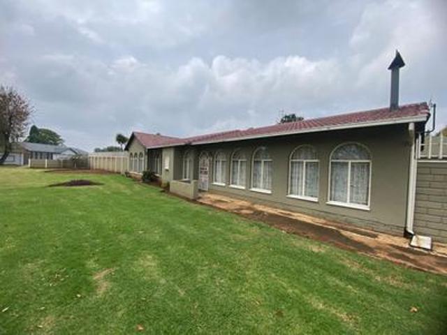 4 bedroom home on the market in crys.
