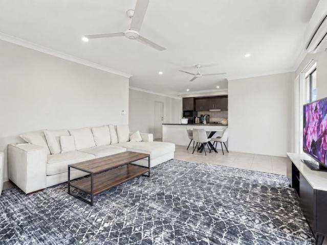 4 Bedroom Home Prime Trinity Beach Location