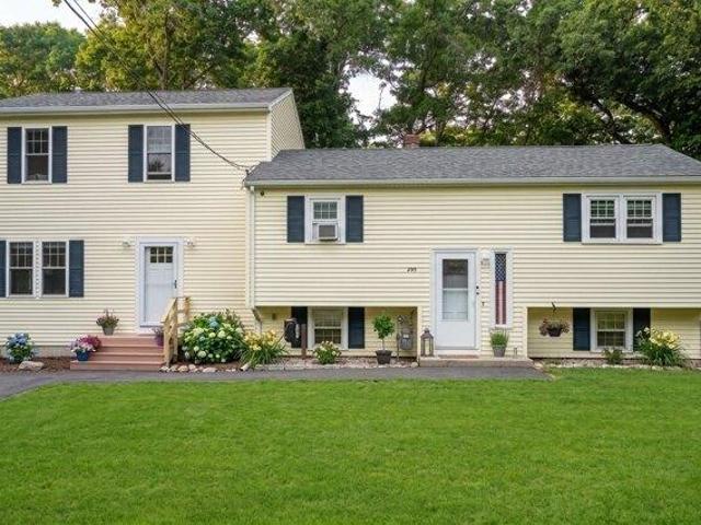 4 bedroom, Halifax MA 02338 105680593
