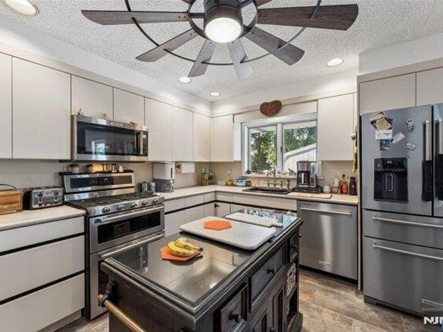 4 bedroom, Hasbrouck Heights NJ 07604 105577453