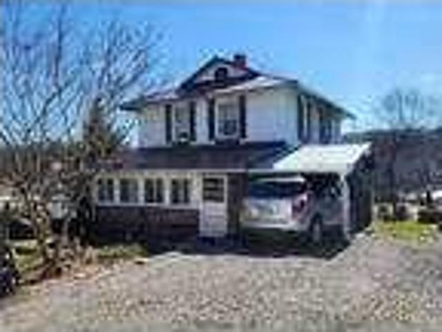 4 bedroom in Commodore PA 15729