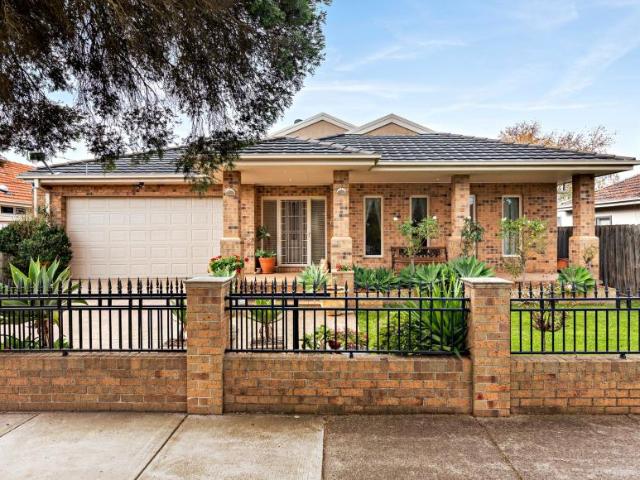 4 Bedroom House Oakleigh VIC 102758889