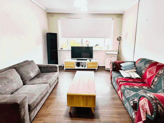 4 Bedroom large Fully Furnished unit in Elsternwick. Walkable to St Kilda Beach with Tram and shops at doorstep