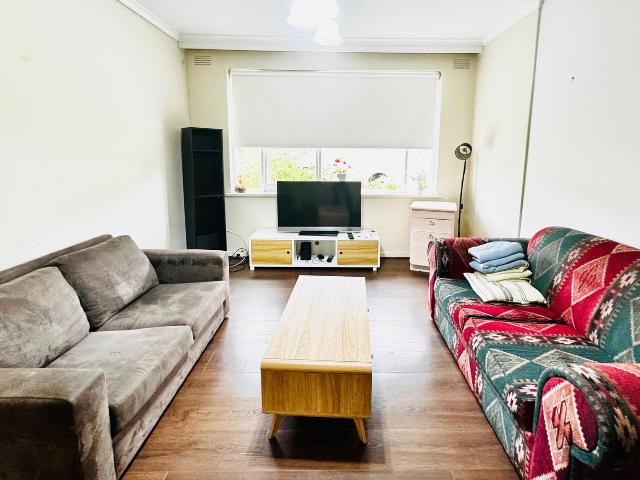 4 Bedroom large Fully Furnished unit in Elsternwick. Walkable to St Kilda Beach with Tram and shops at doorstep