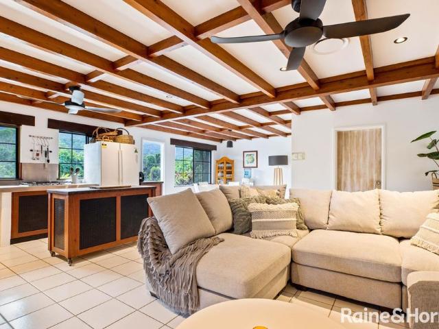 4 bedroom lifestyle change in Whyanbeel Valley!