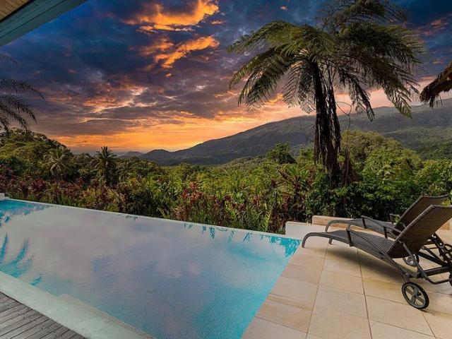 4 bedroom lifestyle change in Whyanbeel Valley!