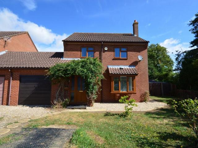 4 bedroom link detached house to rent