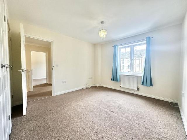 4 bedroom link detached house to rent