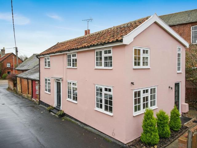 4 bedroom link detached house to rent
