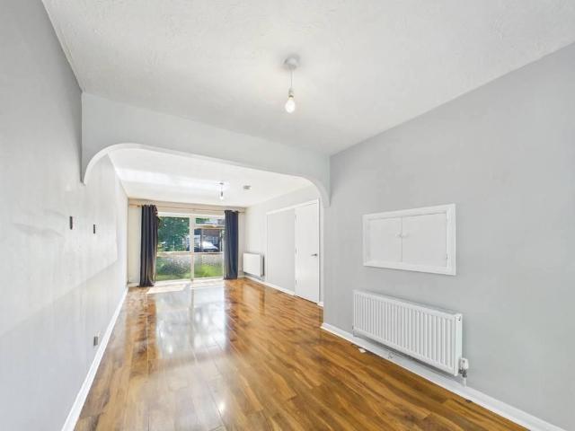 4 bedroom link detached house to rent