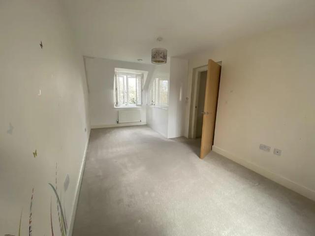 4 bedroom link detached house to rent