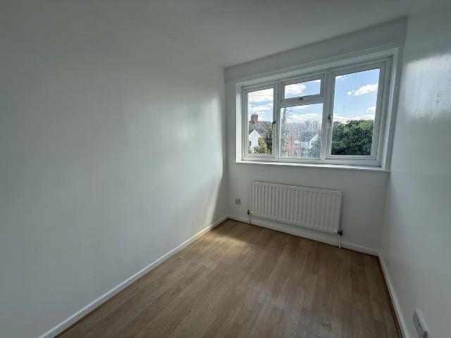 4 bedroom link detached house to rent