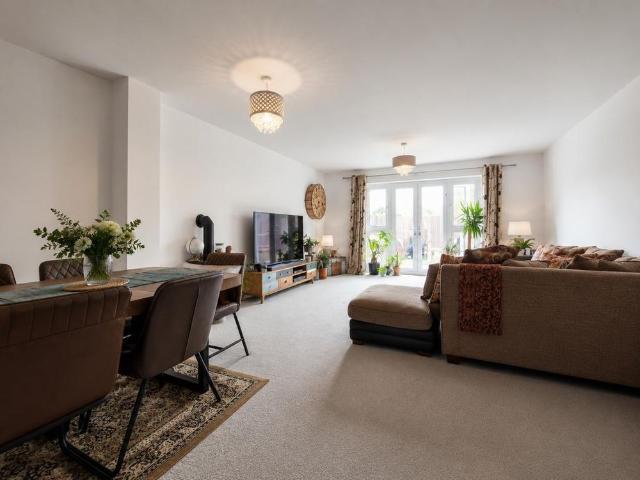 4 bedroom link detached house to rent