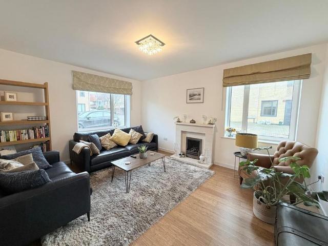 4 bedroom link detached house to rent