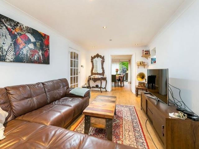 4 bedroom link detached house to rent