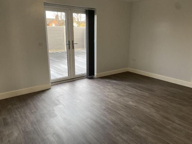 4 bedroom link detached house to rent