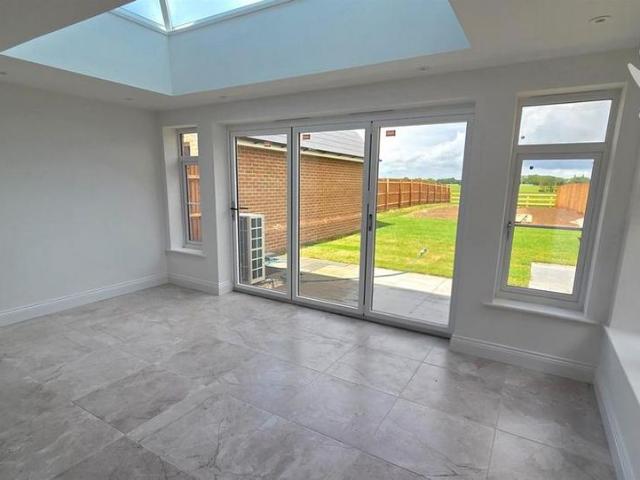 4 bedroom link detached house to rent