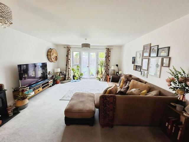 4 bedroom link detached house to rent