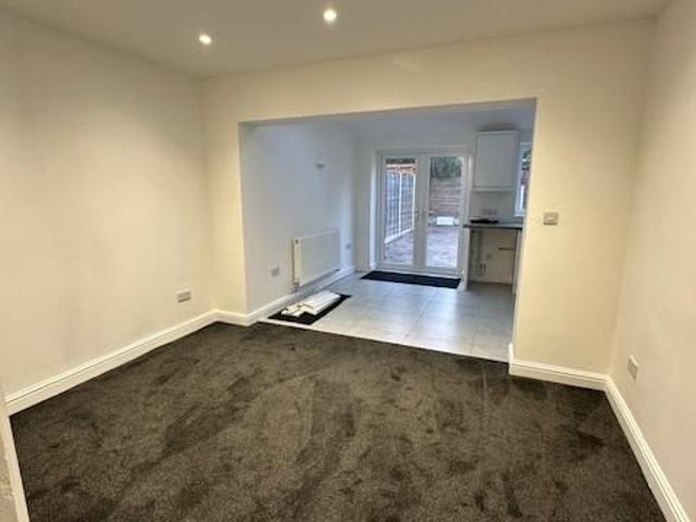 4 bedroom link detached house to rent