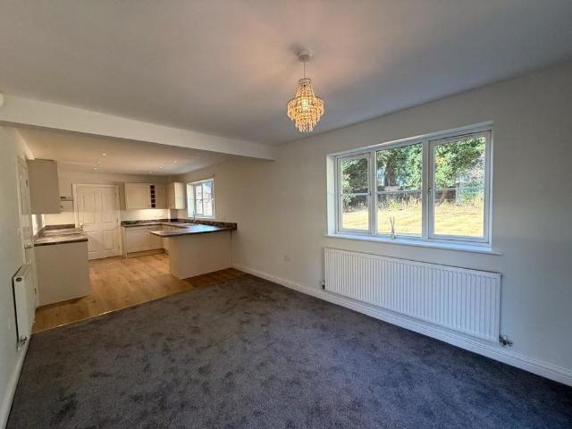4 bedroom link detached house to rent