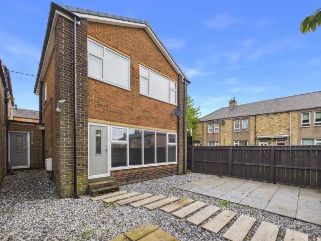4 bedroom link detached house to rent
