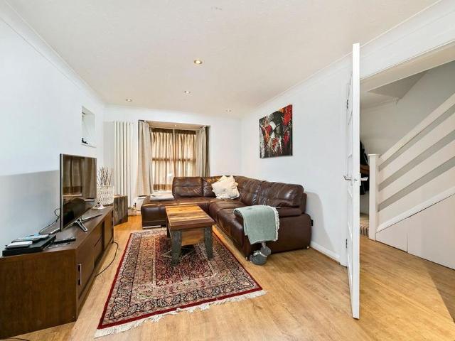 4 bedroom link detached house to rent