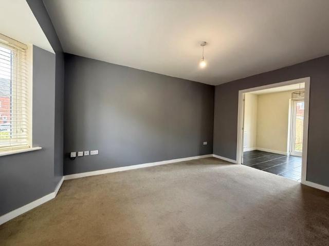 4 bedroom link detached house to rent