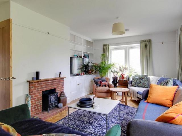 4 bedroom link detached house to rent