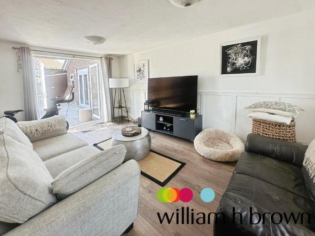 4 bedroom link detached house to rent