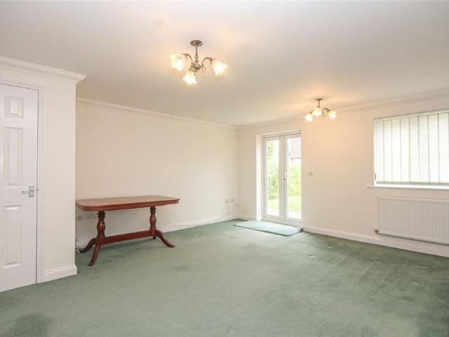 4 bedroom link detached house to rent