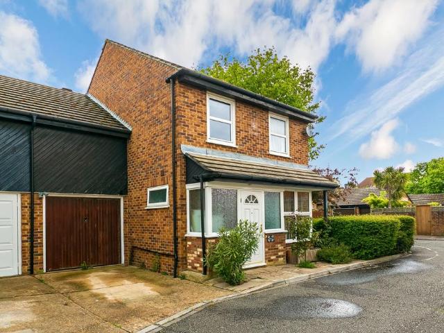 4 bedroom link detached house to rent